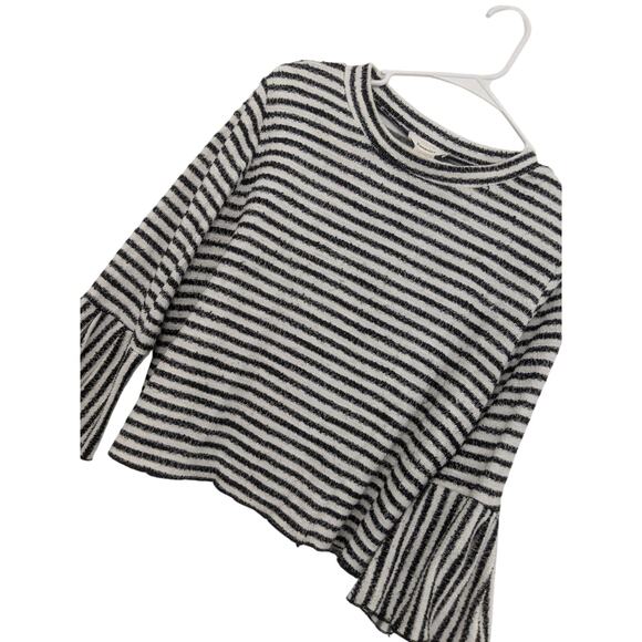 NWOT! URBAN ROMANTICS! WHITE, BLACK BELL SLEEVE NUBBY TEXTURE CROP TOP! SZ L - Picture 1 of 8